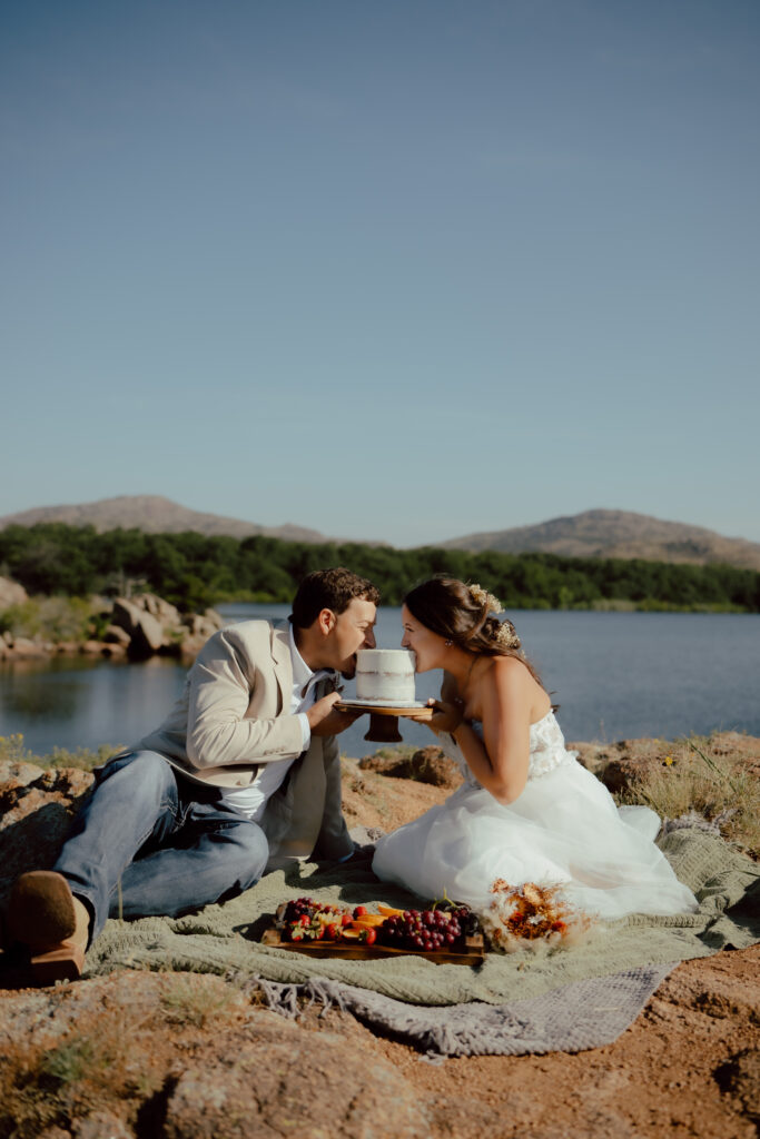 cake cutting at wichita mountain elopement